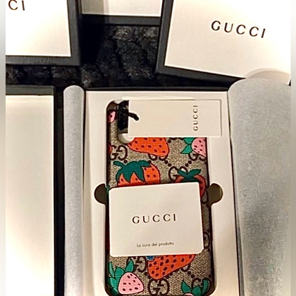 GUCCI || GG Limited Edition Strawberry Supreme iPhone X/XS Case ⭐️NIB⭐️